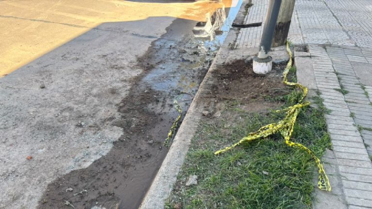 Denuncian daños en veredas y cañerías durante la colocación de postes