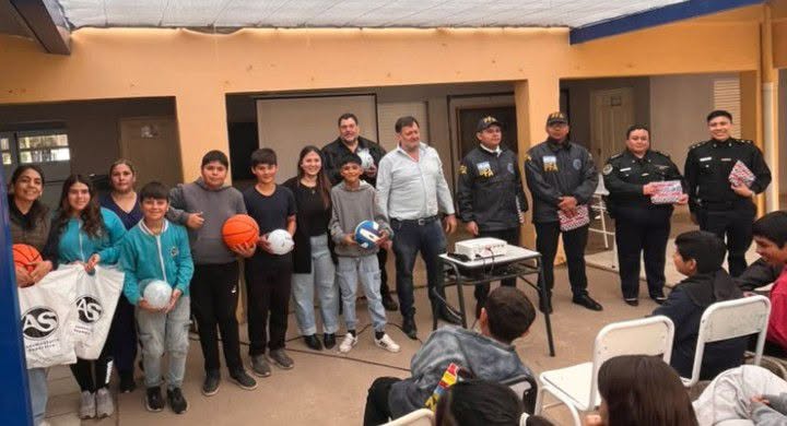 Rotary Club Brinkmann Porteña entrgó elementos deportivos al Colegio Proa